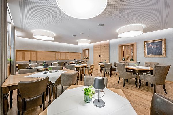 Speisesaal im Restaurant mit heller Beleuchtung und Einrichtung