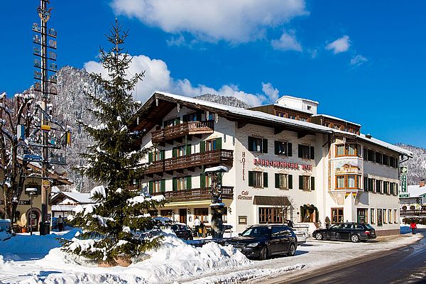 Außenansicht des verschneiten Hotels Ruhpoldinger Hof im Winter