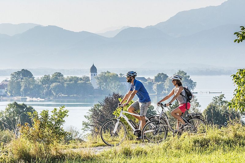Ein Paar mit dem Mountainbike an einem See in den bayerischen Alpen