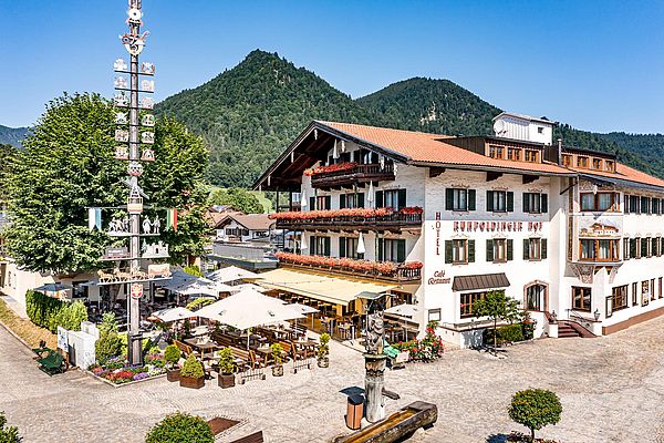Ortsansicht von Ruhpolding mit Blick auf den Ruhpoldinger Hof mit Gastgarten