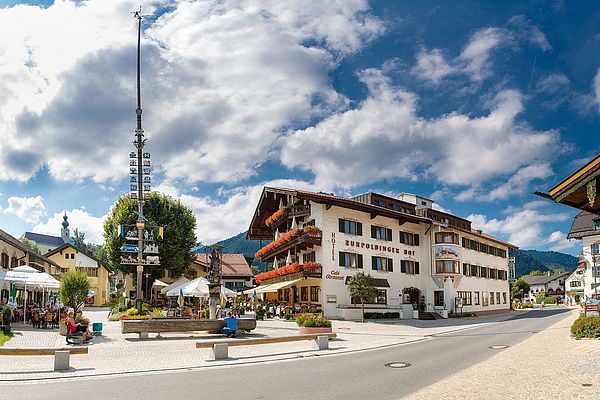 Ortsansicht von Ruhpolding mit Blick auf den Ruhpoldinger Hof mit Gastgarten