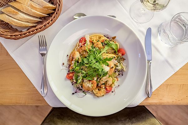 Salat mit Garnelen, Tomaten, Sprossen, Parmesan und Rucola